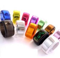 Пластмасови и гумени цветни часовници – новият хит в градската унисекс мода