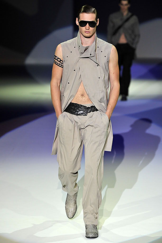Мрачната пролетна колекция на Emporio Armani