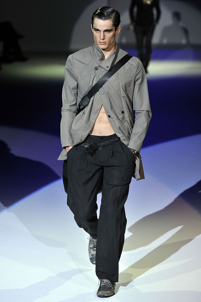 Мрачната пролетна колекция на Emporio Armani