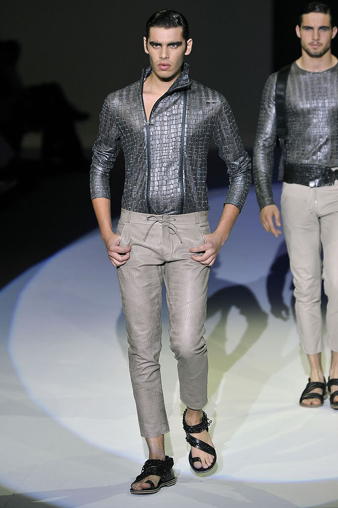 Мрачната пролетна колекция на Emporio Armani